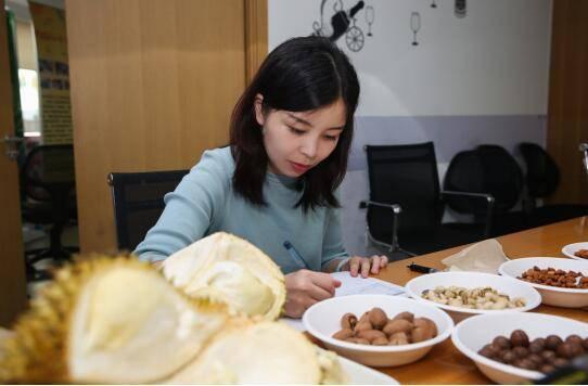 娱乐吃瓜酱试吃员